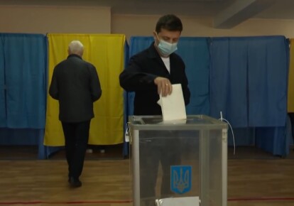 Володимир Зеленський голосує