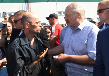 Александр Лукашенко разговаривает с рабочим во время посещения Минского завода колесных тягачей 
 / EPA/UPG