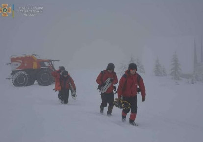 Группа туристов попала под снежную лавину