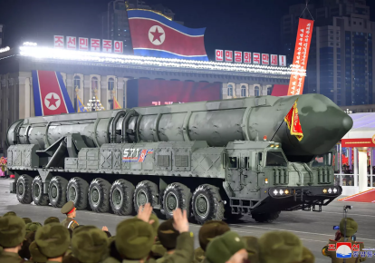 Межконтинентальная баллистическая ракета КНДР во время военного парада по случаю 75-й годовщины основания Корейской народной армии на площади Ким Ир Сена в Пхеньяне, Северная Корея, 8 февраля 2023 года