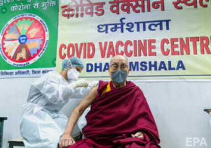 Далай-лама вакцинувалася від COVID-19