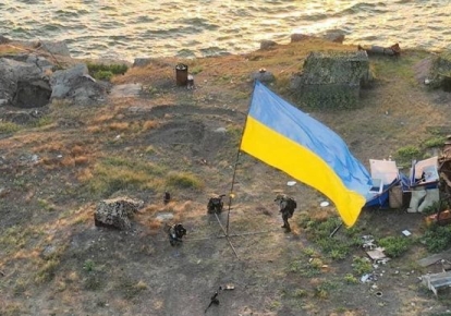 Установка флага Украины на острове Змеиный