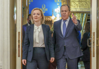 Министр иностранных дел Британии Лиз Трасс и ее российский коллега Сергей Лавров