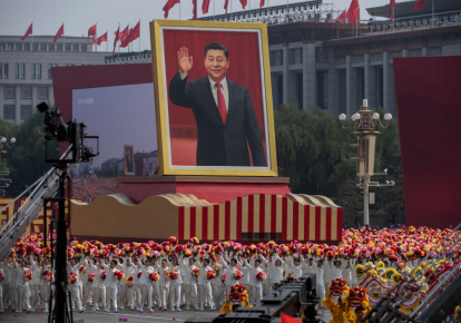 Гигантский портрет президента Китая Си Цзиньпина на параде в честь 70-летия основания Китайской Народной Республики, 2019 г.