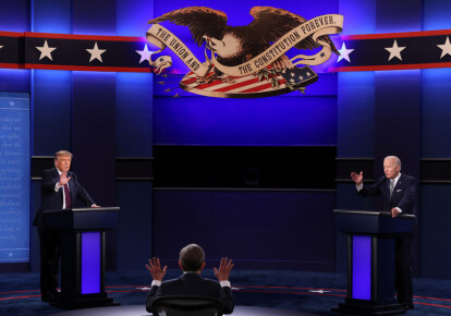 Президент США Дональд Трамп и кандидат в президенты от Демократической партии Джо Байден участвуют в первых президентских дебатах
