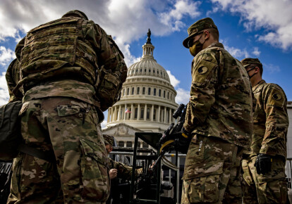 Солдати Національної гвардії Вірджинії біля будівлі Капітолію, Вашингтон