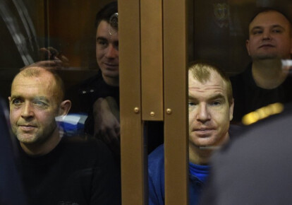 Полонені українські моряки в залі суду. Фото: УНІАН