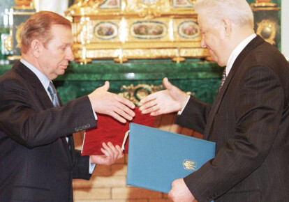 Леонид Кучма и Борис Ельцин пожимают друг другу руки, обменявшись документами о ратификации двустороннего договора о дружбе, сотрудничестве и партнерстве между двумя странами. Фото: EPA/UPG