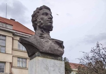 Пам'ятник російському поетові Пушкіну в центрі Ужгорода перетворили на монумент, присвячений французькому шансоньє Джо Дассену