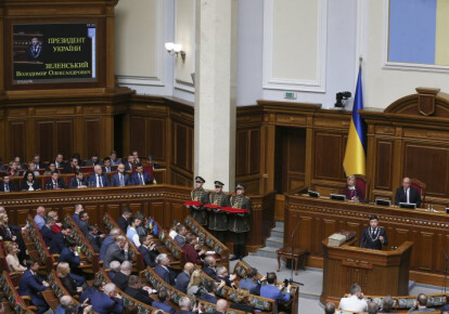 Президент Владимир Зеленский призвал Верховную Раду принять целый ряд важных законов, однако "забыл" упомянуть о законе об импичменте