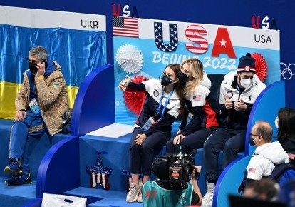 Американские спортсмены делают селфи во время соревнований по фигурному катанию Зимних Олимпийских игр 2022 года в Пекине