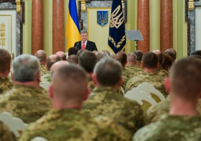 Петро Порошенко закликав молодь вступати на військову службу за контрактом в Збройні сили України