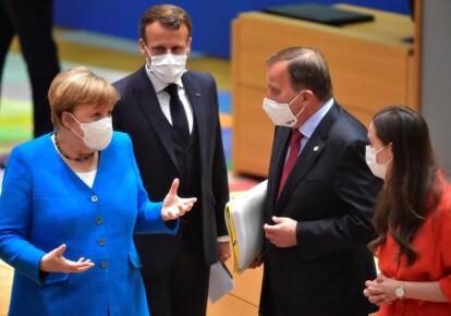 Федеральный канцлер Германии Ангела Меркель, президент Франции Эммануэль Макрон, премьер-министр Швеции Стефан Левен и премьер-министр Финляндии Санна Марин на саммите ЕС в Брюсселе / EPA/UPG