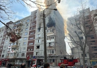 Последствия попадания российской ракеты в жилую многоэтажку в Запорожье, 22 марта 2023 года