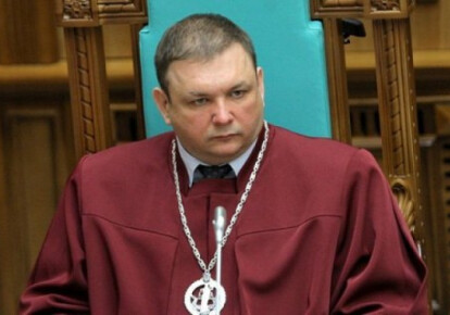 Відновлений на посаді голова Конституційного суду Станіслав Шевчук сьогодні прийшов в будинок КСУ