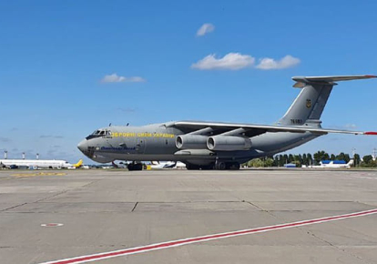 Самолет с эвакуированными украинцами в аэропорту "Борисполь"