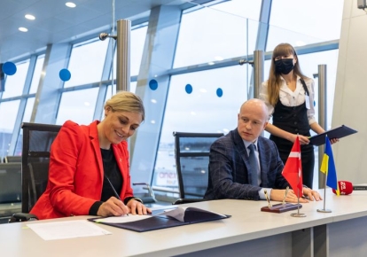 Министр обороны Дании Трине Брамсен и заместитель министра инфраструктуры Украины Юрий Васьков подписывают меморандум о сотрудничестве, 18 декабря 2021 года