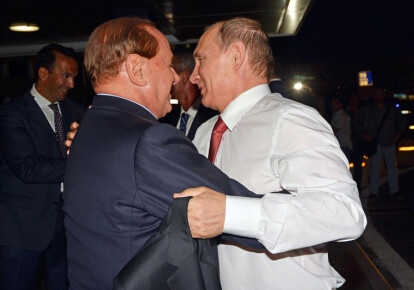 Екс-прем'єр-міністр Італії Сільвіо Берлусконі зустрічає президента РФ Володимира Путіна в аеропорту Риму