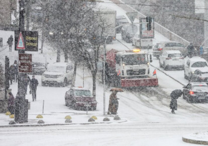 У зв'язку зі складними погодними умовами в'їзд вантажівок у Київ заборонений. Фото: УНІАН