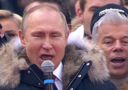 Олег Газманов справа от президента РФ Владимира Путина