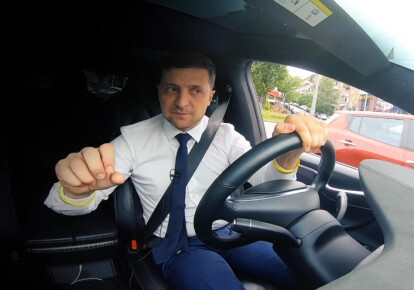 Володимир Зеленський записав черговий ролик, знятий в машині Tesla Андрія Богдана. Фото: скріншот