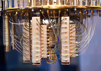 Компактний модульний квантовий комп'ютер Q System One. Фото: engadget.com