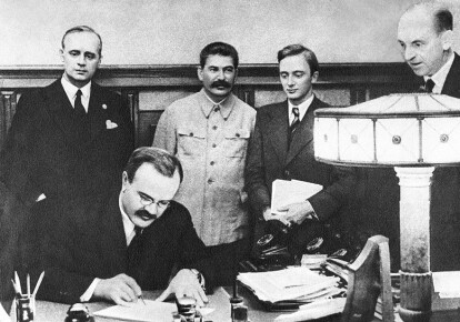 В'ячеслав Молотов підписує Пакт про ненапад між Німеччиною і СРСР. Фото: Getty Images