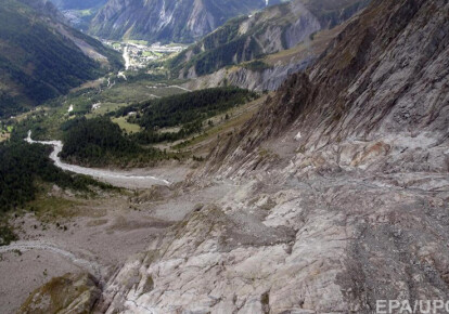 Итальянские власти закрыли дороги и эвакуировали дома после того, как эксперты предупредили, что часть ледника Планпансье со стороны Монблан находится под угрозой разрушения