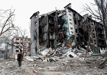 Зруйнований російськими окупантами багатоквартирний будинок
