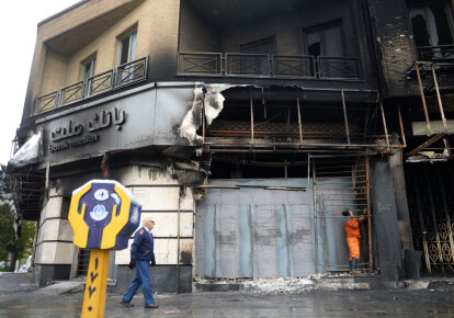 Під час протестів спалено більше ста відділень банків. Фото: Getty Images