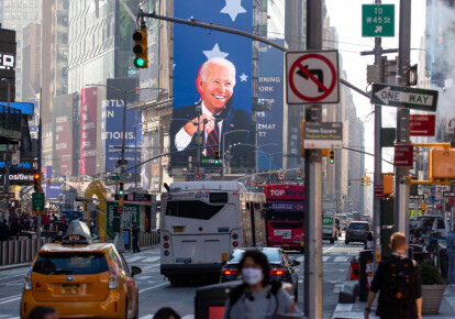 Зображення обраного президента США Джо Байдена на екрані в районі Таймс-сквер в Нью-Йорку, США, 9 листопада 2020 р