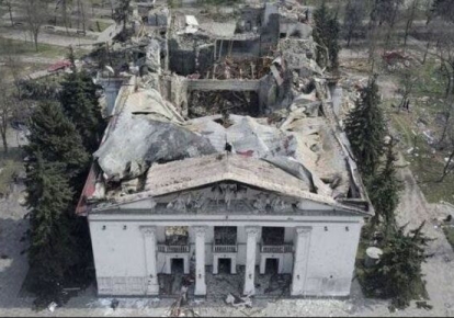 Уничтоженный российскими оккупантами драмтеатр в Мариуполе