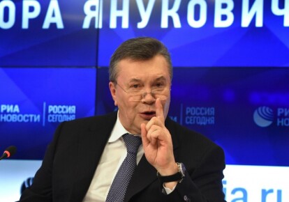 Янукович обжаловал отстранение от должности президента;