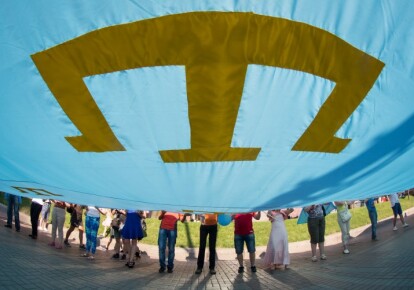 Кримські татари розгорнули національний прапор