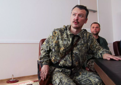 Игорь Гиркин-Стрелков (слева) в Донецке, 10 июля 2014 года