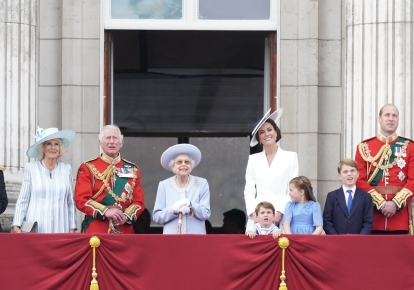 Елизавета II с королевской семьей. Фото — Facebook/The Royal Family