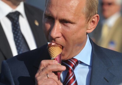 Владимир Путин есть мороженое