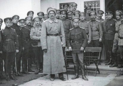 Федір Келлер (у центрі, в шинелі) з офіцерами, вересень 1916-го