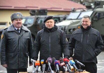 Александр Турчинов и Арсен Аваков в повседневной форме армии Канады, поставленной в Украину в 2014 году