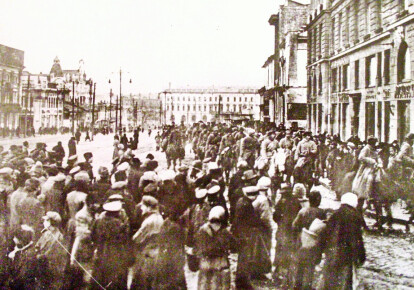 Харківці зустрічають червоне військо на Павловському майдані. На задньому плані - "Гранд-отель", в якому поселиться Всеукраїнський ревком