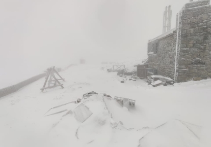 на горе Поп Иван выпал снег
