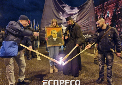В Киеве началось факельное шествие ко дню рождения Степана Бандеры;