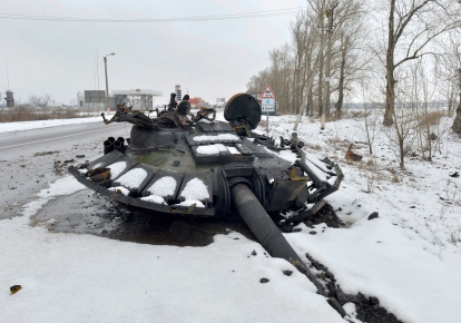 Фрагмент підбитого російського танка на узбіччі дороги на околиці Харкова 26 лютого 2022 р.