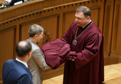 Конституционный суд уволил своего председателя Станислава Шевчука (на фото справа). Фото: УНИАН