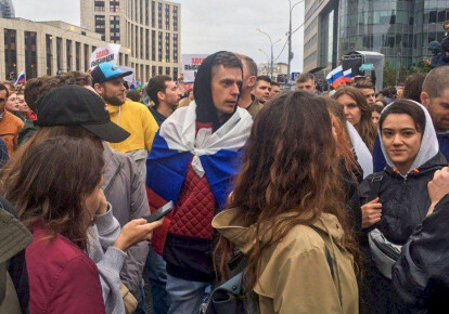 Юрий Дудь на акции протеста в Москве. Фото: bzns.media