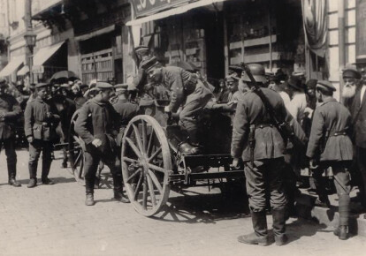 Німецький кулеметний візок з розрахунком на вулицях Києва. Весна 1918-го