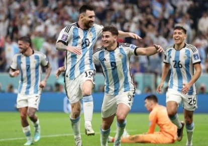 Аргентинцы празднуют победу над сборной Хорватии