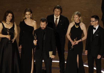 Мстислав Чернов, Василіса Степаненко і Євген Малолєтка отримують "Оскар" за "20 днів у Маріуполі". Фото: EPA