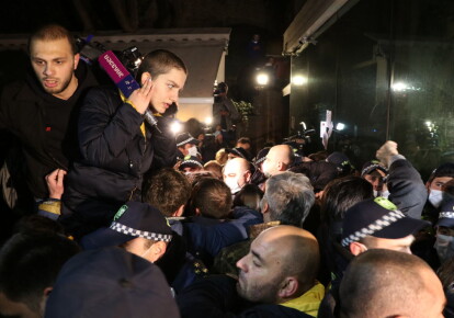 Зіткнення поліцейських з демонстрантами, які не дозволили російському журналісту Володимиру Познеру та його друзям сісти в автобус
