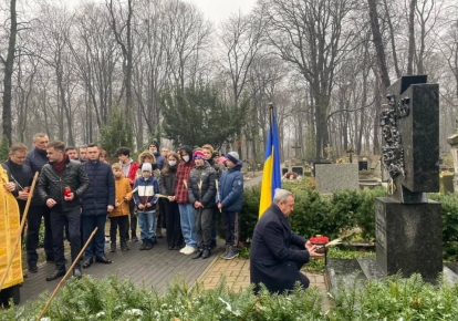 Посол Украины в Польше Андрей Дещица у памятника жертвам Голодомора